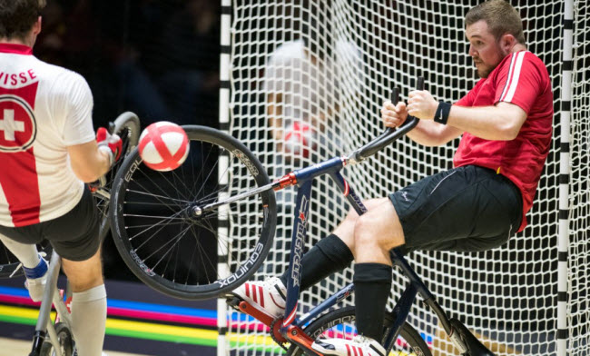 كرة الدراجة .. رياضة يتم فيها مزج كرة القدم بركوب الدراجات