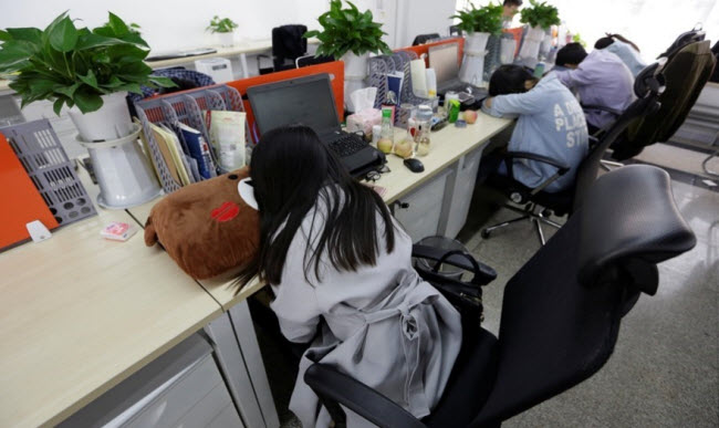 شركات يابانية تشجع موظفيها علي أخذ قيلولة أثناء عملهم