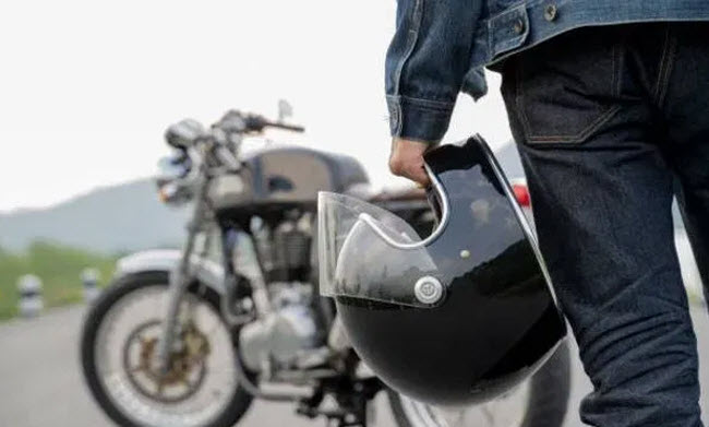 مصرع أمريكي في حادث لعدم إرتداءه خوذة رأس خلال مشاركته بإحتجاجات تطالب بعدم إرتداء تلك الخوذات