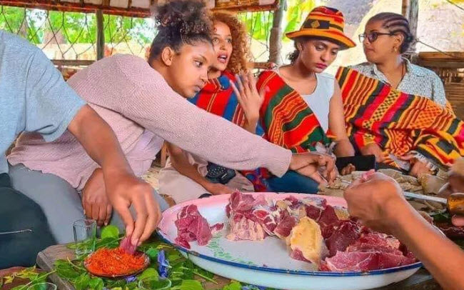 تناول اللحوم النيئة في إثيوبيا .. إرث ثقافي يواجه تحديات صحية مستمرة