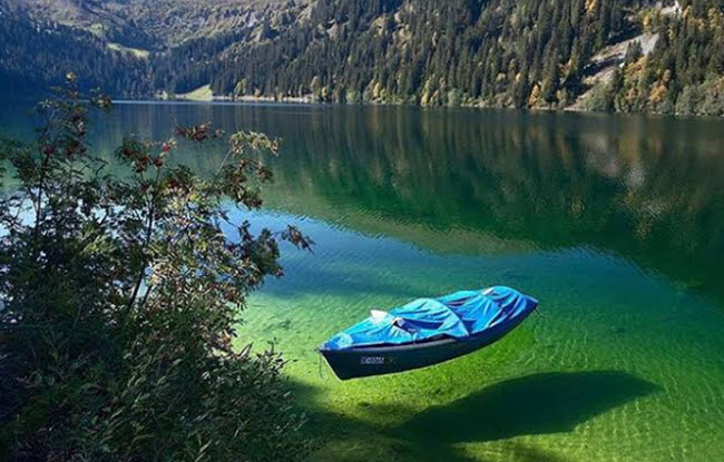 تعرف علي البحيرة الزرقاء أنقي مسطح مائي في العالم