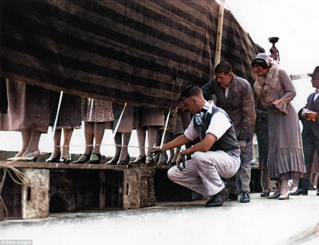 صورة مسابقة أجمل كاحل عندما كانت السيقان عنوانًا للجمال و الجاذبية