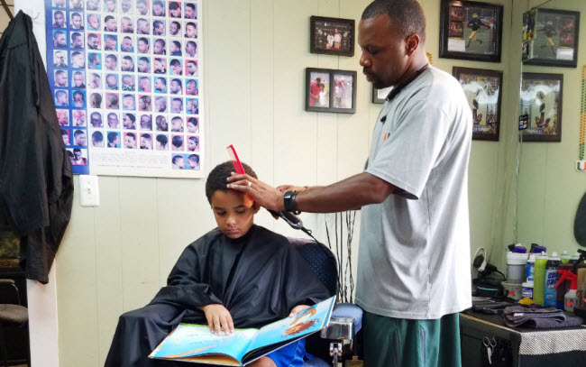 أقرأ و أحصل علي خصم .. كيف حوّل محل حلاقة كراسيه إلي منصات تعليمية للأطفال ؟