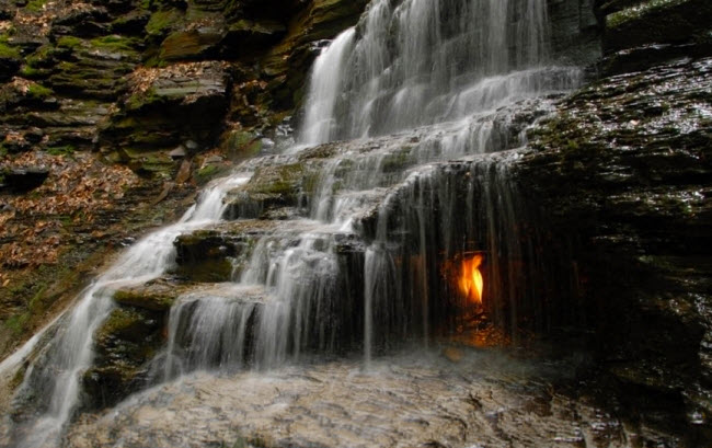 شلالات اللهب الأبدي حيث تلتقي النار و الماء في رقصة طبيعية أسطورية