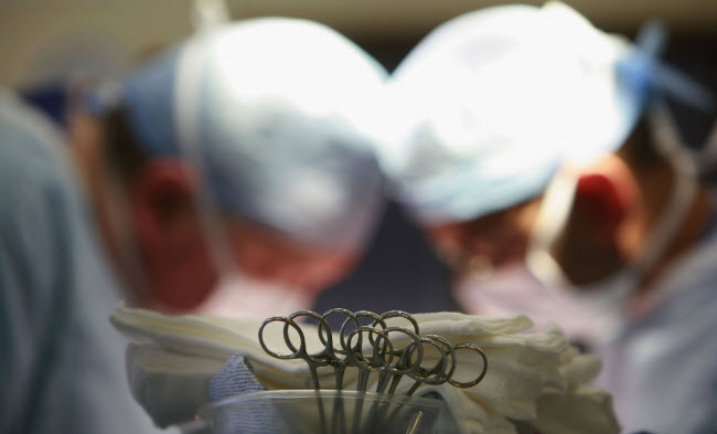 جراح إيطالي يستكمل عملية معقدة في المخ لأحد المرضي رغم إصابته بذبحة صدرية